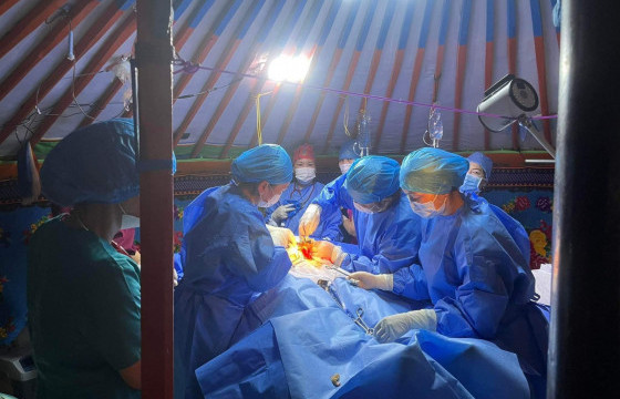 Өмнөговь аймгийн эмч, мэргэжилтнүүд отрын гэрт хагалгаа хийн, эх, хүүхдийн амийг аварчээ