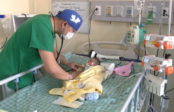 Хоёр сартай хүүхдэд зүрхний хүнд хэлбэрийн ховор тохиолдол гажиг засах мэс засал хийжээ