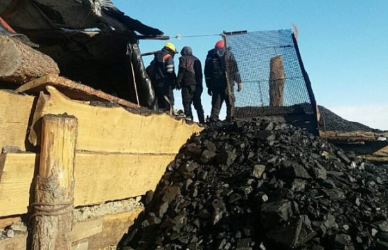 Нүүрсэнд дарагдсан иргэнийг эсэн мэнд гаргажээ