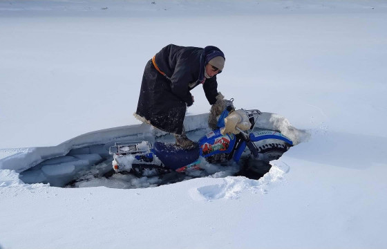 БАЙГАЛЬ ХАМГААЛАГЧ Д.ЭНХБАТ: Өвдөгнөөс дээгүүр татсан голын мөсөнд мотоцикл цөмрөн орж, хувцас хөлдөн, хөл хайрагдсан