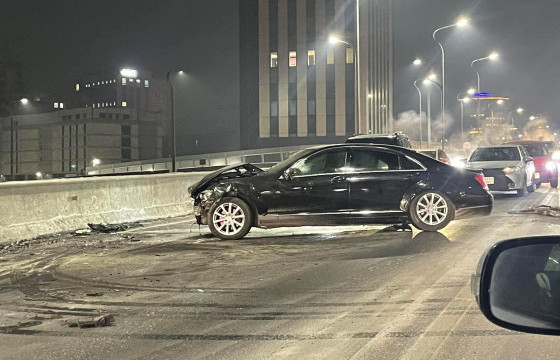 Олимпын гүүрэн дээр хоёр автомашин мөргөлджээ