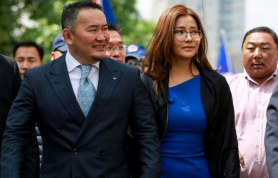 Б.ЭНХБАЯР: Хөгжлийн банкны хоёр дахь сонсголд Ерөнхийлөгч асан Х.Баттулга, охин Намуун нарыг гэрчээр дуудна