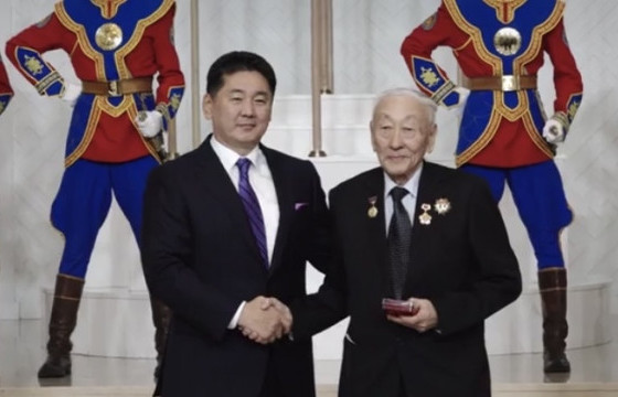 Геологич, уул уурхайн яамны орлогч сайд асан Д.Рэнчинханд Хөдөлмөрийн баатар цол хүртлээ