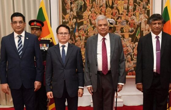 Элчин Сайд Д.Ганболд БНАСШУ-ын Ерөнхийлөгч Р.Вирминсингхе-д итгэмжлэх жуух бичгээ барив