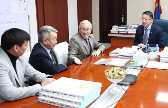 “Монгол Улсын Үндэсний атлас” бүтээлийг Боловсрол, шинжлэх ухааны сайдад өргөн барилаа