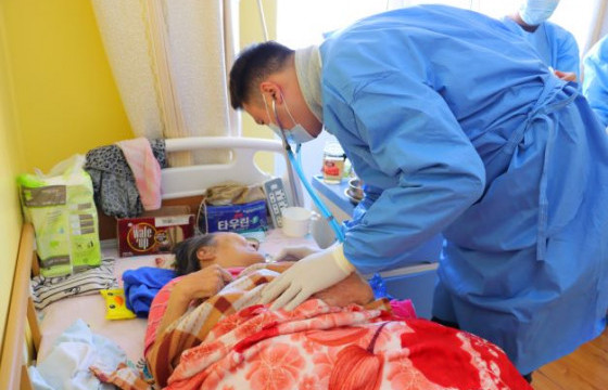 ГССҮТ улсын асрамжинд байгаа ахмад настнуудад үзлэг, асаргаа сувилгаа хийлээ