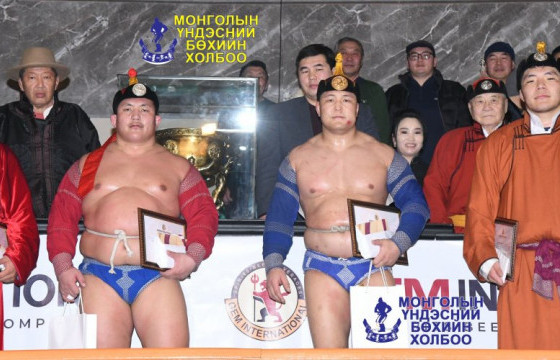 Харцага цолны хүндэтгэлийн барилдаанд Б.Бат-Өлзий түрүүлж, Р.Пүрэвдагва үзүүрлэлээ