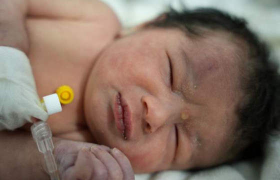 Сирийн аврагчид барилгын нуранги дороос төрөөд удаагүй нярайг олж аварчээ