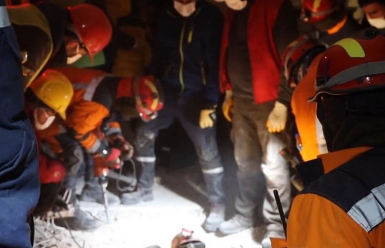 Турк Улсын Хатай хотод аврагчид эрэн хайх ажиллагаа явуулж байхад дахин газар хөдөлжээ