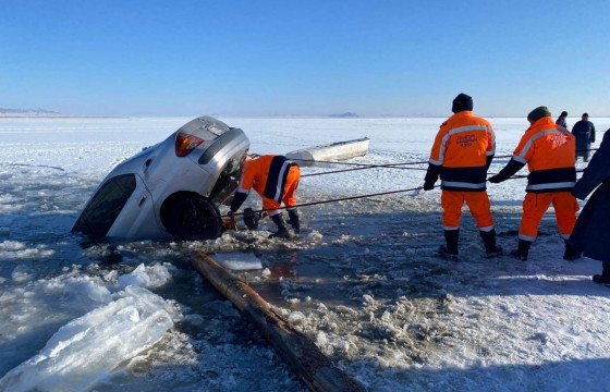 Найман зорчигтой машин Хяргас нуурын мөсөнд цөмөрч, гурван хүүхдийн бие хүнд байна
