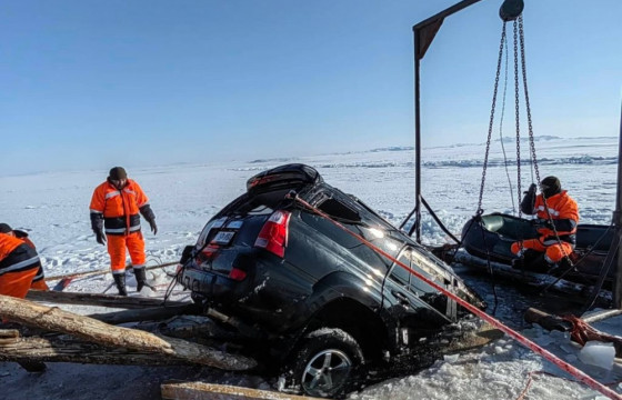 Хяргас нуурт цөмөрсөн автомашиныг 18 метрийн гүнээс татан гаргажээ