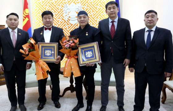 Нийслэлийн хоёр албан хаагч Урлагийн гавьяат зүтгэлтэн боллоо