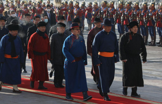 Төрийн гурван өндөрлөг есөн хөлт цагаан туганд хүндэтгэл үзүүлж, ахмадуудтай золгоно