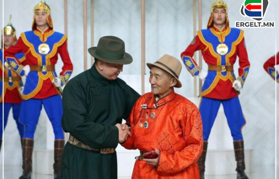 Хөдөлмөрийн баатар Д.Лхагва: ТӨРИЙН ИХ ХАЙРЫГ ХҮРТСЭНДЭЭ ХӨӨРЧ, СЭТГЭЛД БАГТАХГҮЙ БАЯРЛАЖ БАЙГАА Ч ТЭНХЭЭГҮЙ БОЛСОН БИ ЯАЖ АЧИЙГ НЬ ХАРИУЛНА ДАА