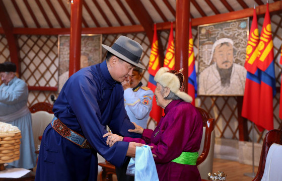 Монгол Улсын Ерөнхийлөгч, УИХ-ын дарга, Ерөнхий сайд нар азай буурлуудтай золголоо