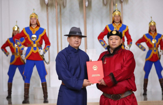 Ерөнхийлөгч У.Хүрэлсүх уяач, шагайн харваачдад улсын цол хүртээлээ