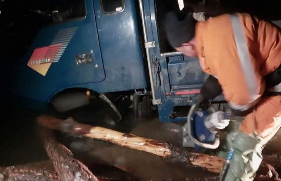 Үүрэг нуурт цөмөрсөн ачааны автомашиныг татан гаргалаа