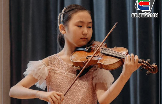 ЯРАСЛОВ КОСИАНЫ НЭРЭМЖИТ ХИЙЛЧДИЙН УРАЛДААНЫ ТЭРГҮҮН БАЙРЫН ШАГНАЛТ А.ХУЛАН: Хийл тоглож байгаа хүн хамгийн сайхан харагддаг