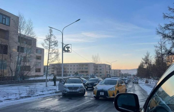 Эрдэнэтийн эмч нар жирэмсэн эмэгтэйг “Төрөх болоогүй” хэмээн буцаасны улмаас эх автомашинд амаржжээ 