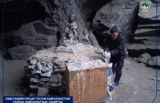 Хөвсгөл аймгийн албан хаагчид сүсэгтнүүдийн хог хаягдлыг цэвэрлэлээ