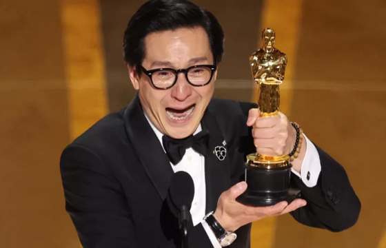 “ОСКАР-2023”: Шилдэг эрэгтэй туслах дүрийн шагналыг Ке Хуй Куан хүртлээ