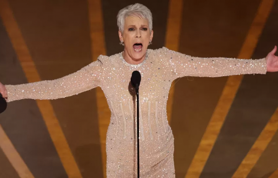 “ОСКАР-2023”: Жэйми Ли Кертис шилдэг эмэгтэй туслах дүр боллоо