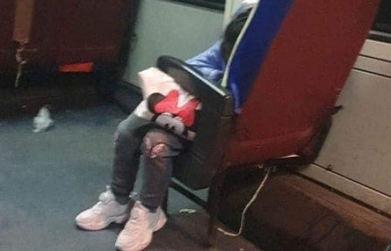 Автобусанд унтаж байгаад төөрсөн хүүхдийг гэрийнхэнд нь хүлээлгэн өгчээ