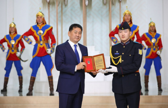 Шилдэг сонсогч, сурагчид шагнал гардууллаа