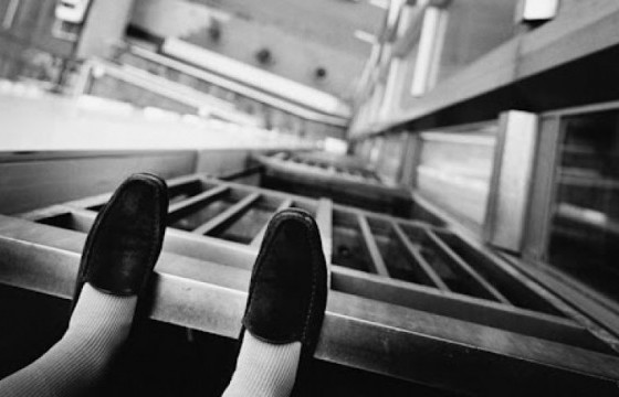 Өсвөр насны хоёр охин орон сууцнаас унаж, амиа алджээ