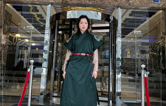 Б.ӨЭЛҮН: Ээжийнхээ мөрөөдлийг биелүүлж загвар өмсөгч болсондоо баяртай байдаг