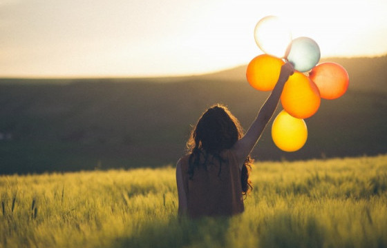 ДЭЛХИЙН АЗ ЖАРГАЛЫН ӨДӨР ТОХИОЖ БАЙНА