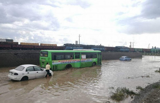 17 зорчигчтой дунд оврын автобус шаварт суусныг татан гаргажээ