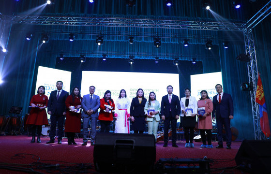 Дэлхийн эмч нарын баярын өдрийг тохиолдуулан Баянзүрх дүүргийн эмч, сувилагч, эрүүл мэндийн ажилтнуудад хүндэтгэл үзүүллээ