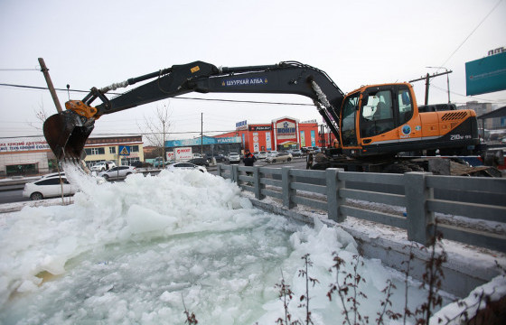 Уурхайн газар ажиллаж байсан иргэн тогтоол ус руу экскаватортой унаж, амиа алджээ