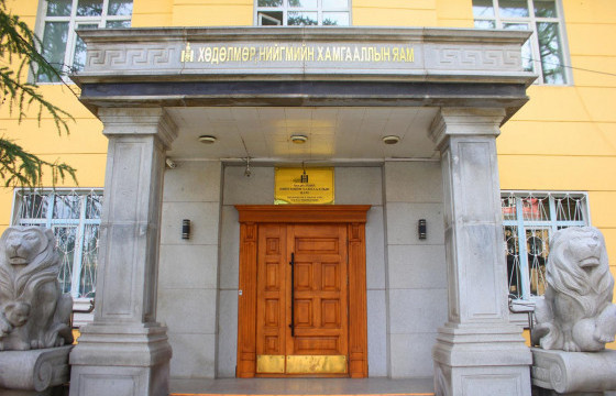 “Хөдөлмөр, нийгмийн хамгааллын яамныхан ажлаа хийдэггүй болохоор төрийн албаныхны цалинг нэмэх амаргүй байна”