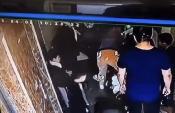 Лифтэнд бусдын биед халдсан охидыг олж тогтоон шалгаж байна