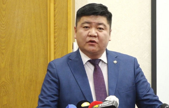 Ц.САНДАГ-ОЧИР: Төрийн албан хаагчдад шаардлага тавьж, богино банзал өмсөж, үсээ будаж, сахал тавьдаг байдлыг зогсооно