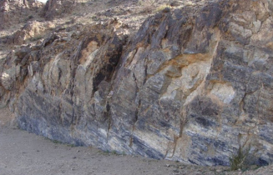 Согтууруулах ундаа хэрэглэсэн үедээ гэрийнхэнтэйгээ маргалдаж хадан хясаанаас үсрэхийг завджээ