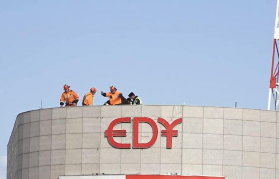 Дархан-Уул аймгийн “Тэди” төвийн дээврээс үсрэх гэж байсан иргэнийг аврагчид аварчээ