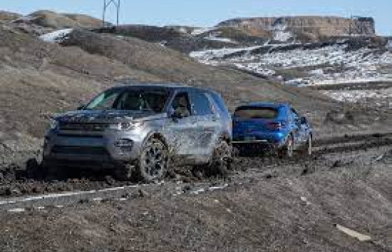 Таван зорчигчтой суудлын автомашин шаварт суусныг татан гаргажээ