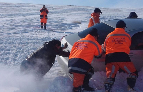 Цасанд суусан автомашинуудыг татан гаргаж, иргэдийг эрсдлээс хамгаалжээ