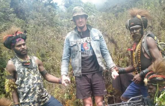 Индонезид барьцаалагдсан шинэ зеланд нисгэгчийг аврахаар явсан 30 гаруй цэрэг сураггүй болжээ