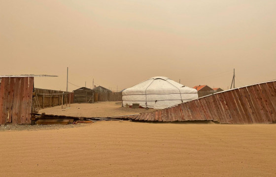 Хүчтэй шуурганы улмаас Завхан аймгийн Сантмаргаз суманд гурван айлын хашаа нурж, хаалга нь салжээ