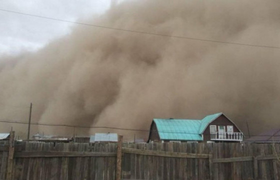 Ховд суманд хүчтэй шуурганы улмаас зургаан ханатай гэр нуржээ