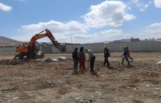 Нүхтийн амны зам дагуу овоолсон шороо, хог хаягдлыг цэвэрлэж байна