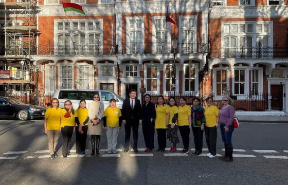 ЕБС-ИЙН АНГЛИ ХЭЛНИЙ БАГШ НАР, НОМЫН САНЧИД  БРИТАНИ УЛСАД ТУРШЛАГА СУДАЛЖ БАЙНА