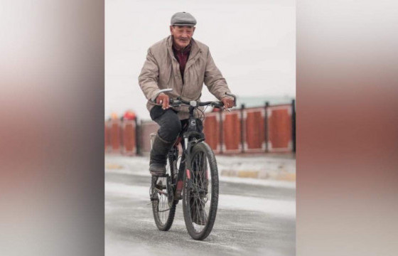 Увсын өндөр настан дугуйгаар Улаанбаатарыг зорьж байна