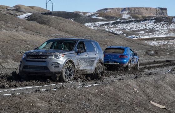 Таван хүн зорчиж явсан ачааны машин шаварт суусныг татан гаргажээ