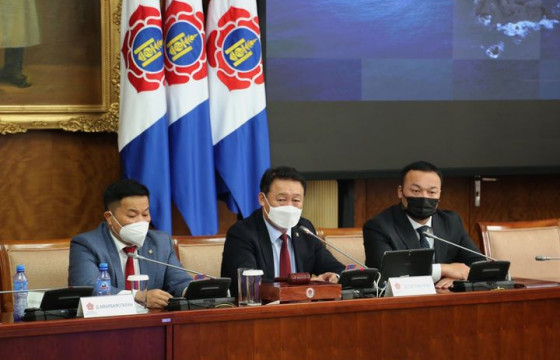 МАН-ын бүлэг хаалттай хуралдаж, Ерөнхий сайд, УИХ-ын дарга нар хуралдаанд оролцож байна