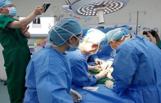 ГССҮТ БНСУ-ын эмч нартай хамтран тулгуур эрхтэний согогтой таван хүүхдэд мэс засал хийлээ